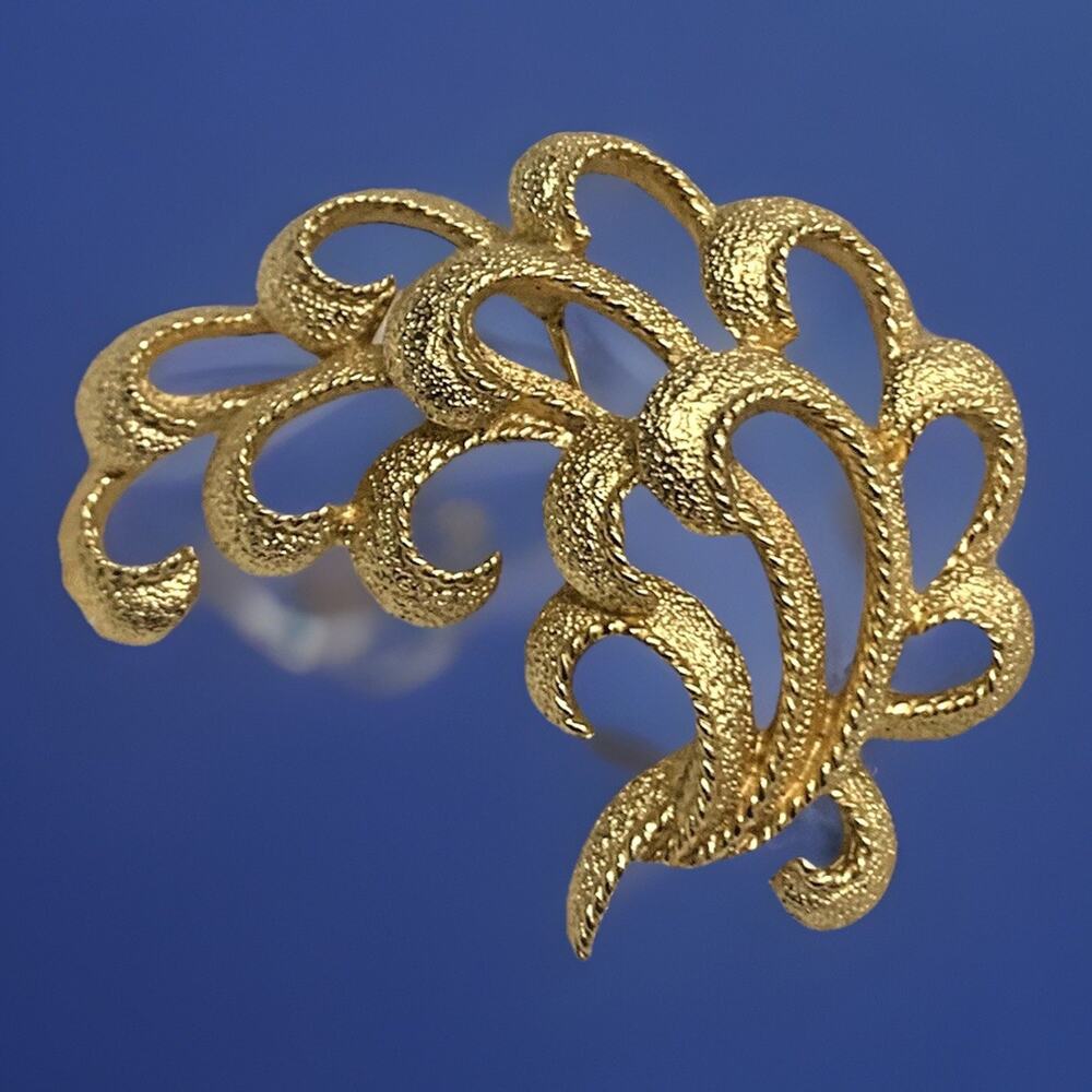 Vintage Signed CROWN TRIFARI Textured Gold Tone Filagree LEAF Pin Brooch 2”